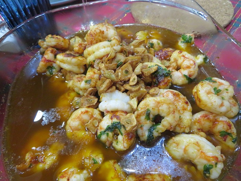 Жареные креветки с чесноком и лимоном на сковороде