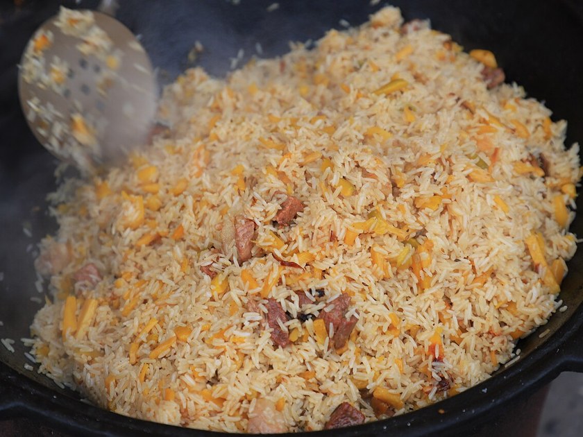 Рассыпчатый плов из говядины с чесноком и морковью в казане