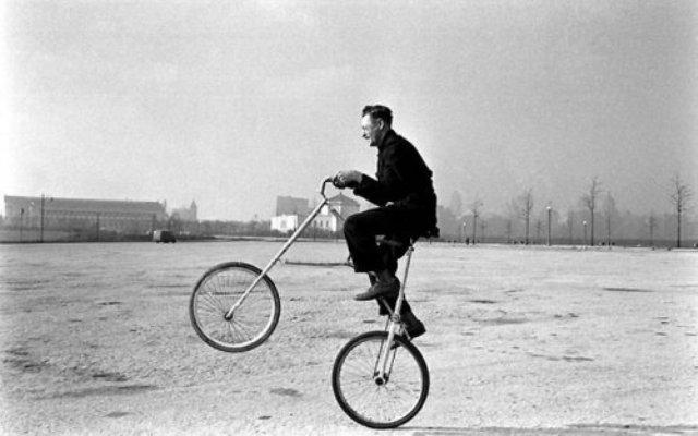 Велосипед с колесом поднятым кверху