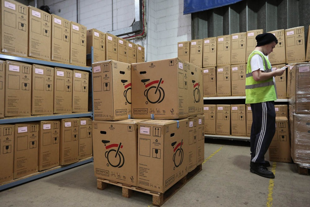 Коробки с готовыми велосипедами на заводском складе. (Oli Scarff/Getty Images)